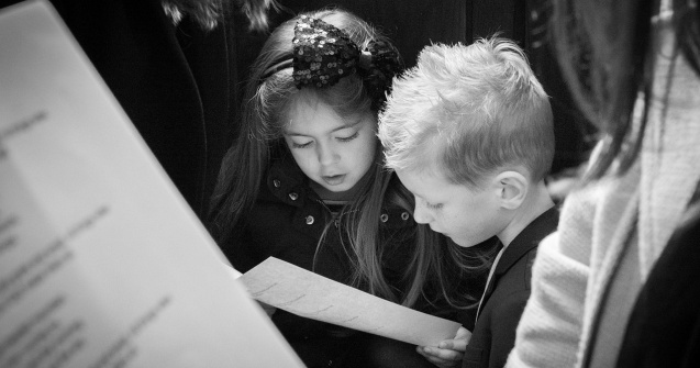 Cântece pentru copii la joacă