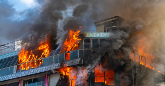 Incendiu violent la un depozit din Voluntari. Două clădiri sunt afectate