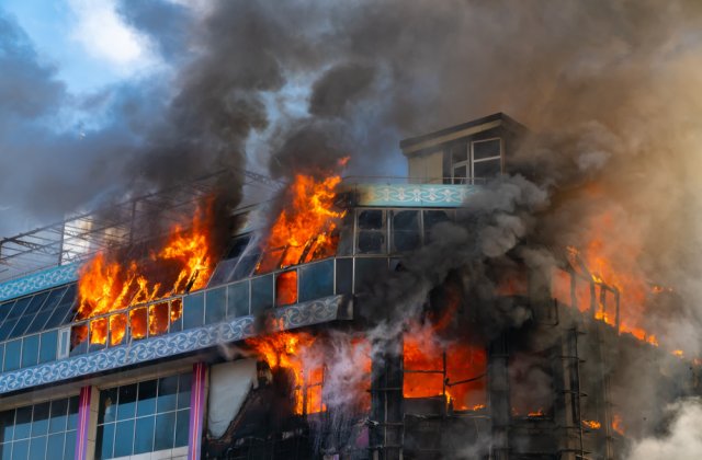 Incendiu violent la un depozit din Voluntari. Două clădiri sunt afectate