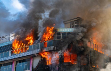 Incendiu violent la un depozit din Voluntari. Două clădiri sunt afectate