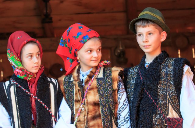 Peste 40.000 de rom&acirc;ni &icirc;și sărbătoresc ziua onomastică de Sf&acirc;nta Parascheva