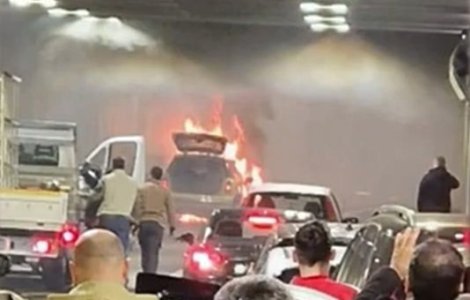 Incendiu masiv în Pasajul Unirii. O mașină a luat foc în mijlocul pasajului