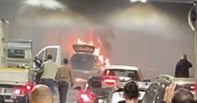 Incendiu masiv în Pasajul Unirii. O mașină a luat foc în mijlocul pasajului