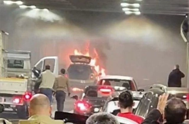 Incendiu masiv &icirc;n Pasajul Unirii. O mașină a luat foc &icirc;n mijlocul pasajului