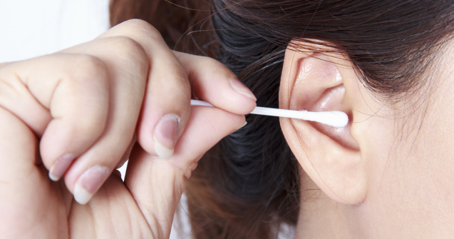 Bețișoarele de urechi. Cât de periculoasă este utilizarea lor