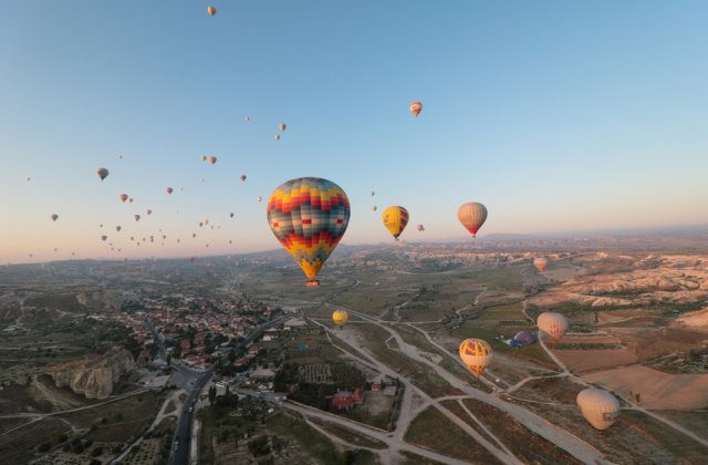 Un balon cu aer cald din Cappadocia s-a prăbușit. Două persoane au decedat