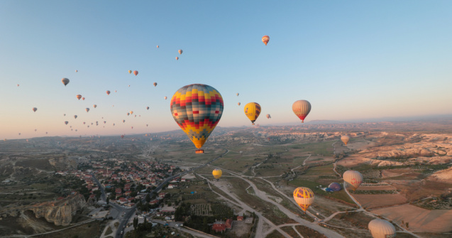 Un balon cu aer cald din Cappadocia s-a prăbușit. Două persoane au decedat