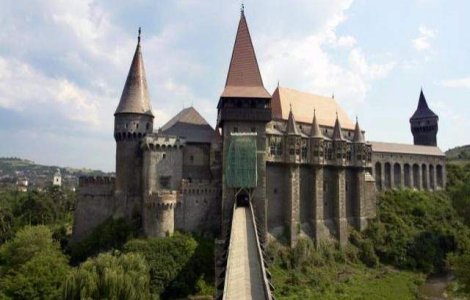  Foto  SCANDALOS! Castelul Corvinilor, folosit abuziv intr-o reclama