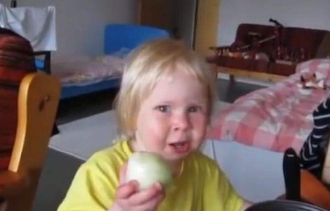  Video  AMUZANT! Un copil mananca o ceapa ca pe un mar