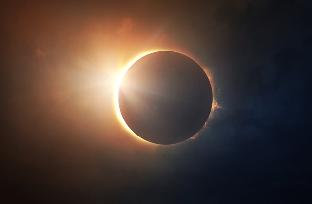 Eclipsă de Soare, vizibilă azi &icirc;n Rom&acirc;nia. Ora la care &icirc;ncepe și cum o poți vedea