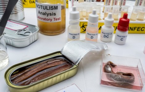 O femeie din Alba, suspectă de botulism după ce a mâncat pește dintr-o conservă