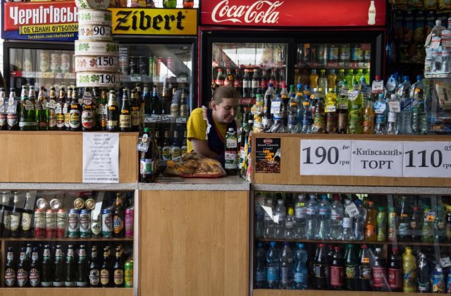 Rom&acirc;nii cumpără alimente din Ucraina. Oamenii trec granița de c&acirc;teva ori pe lună