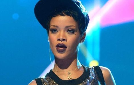Rihanna vrea sa cumpere un club de fotbal din Marea Britanie