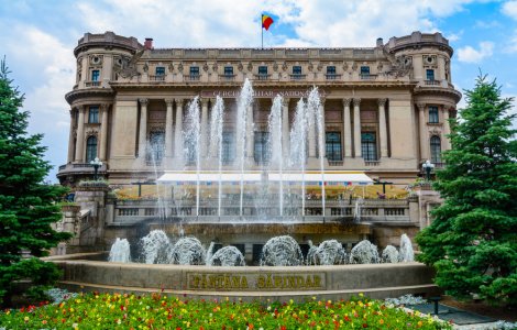 Incendiu a izbucnit la Palatul Cercului Militar Naţional din Bucureşti