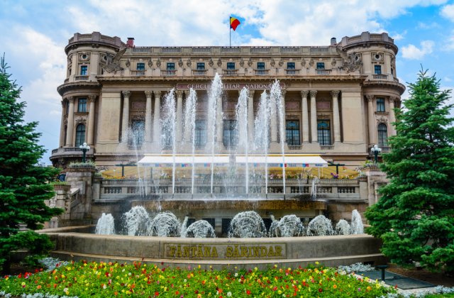 Incendiu a izbucnit la Palatul Cercului Militar Naţional din Bucureşti