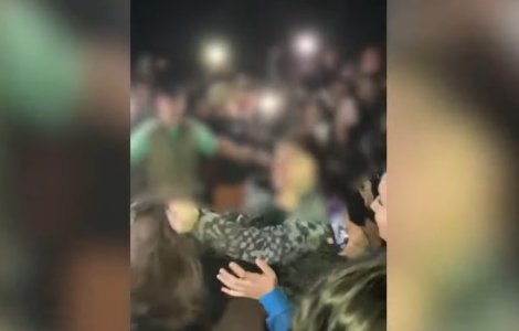 VIDEO Două adolescente din Constanța s-au bătut crunt din cauza unor like-uri. Zeci de tineri au filmat întreaga scenă