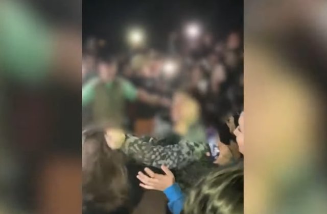 VIDEO Două adolescente din Constanța s-au bătut crunt din cauza unor like-uri. Zeci de tineri au filmat &icirc;ntreaga scenă