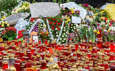 7 ani de la Colectiv. Slujbe...