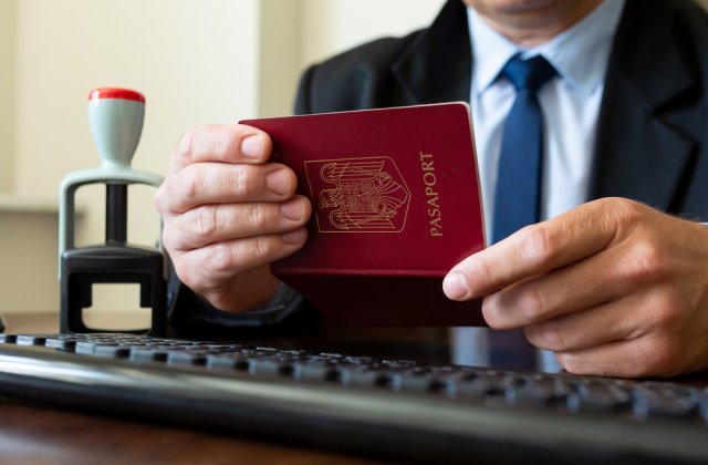 Adolescenții de peste 16 ani ar putea călători peste hotare fără a fi &icirc;nsoțit de un adult