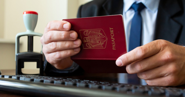 Adolescenții de peste 16 ani ar putea călători peste hotare fără un adult