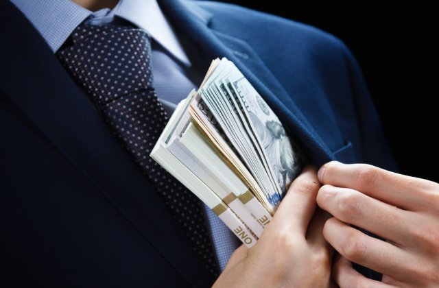 Un &bdquo;cartel&rdquo; de 10 bănci s-ar fi &icirc;nțeles să ne crească ratele. Clienții ar putea primi despăgubiri 