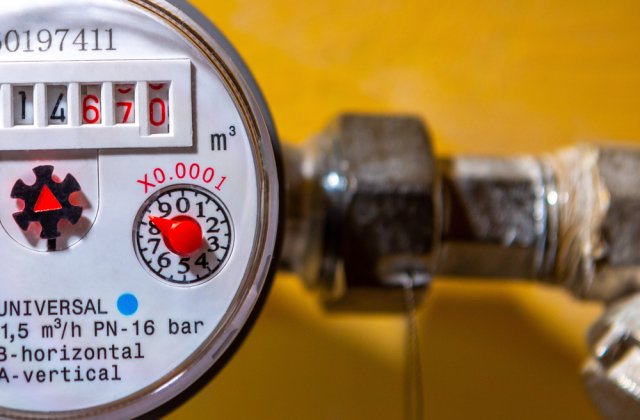 Rom&acirc;nii, speriați de grija facturilor. Studiu: La ce vor renunța pentru a plăti curentul și gazele