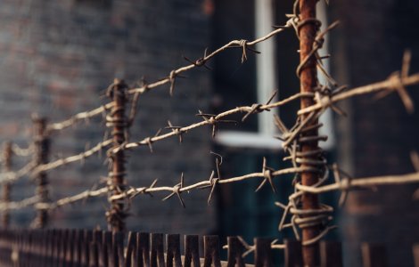 Polonia construiește un gard de sârmă ghimpată la graniță cu Rusia