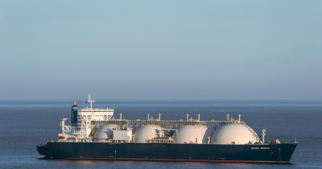 Nave încărcate cu gaze lichefiate plutesc în largul coastelor europene
