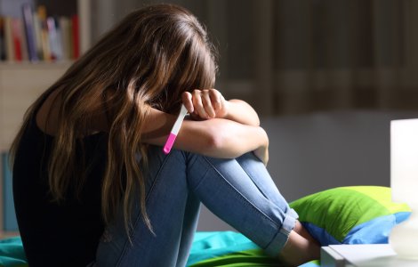 Tot mai multe mame minore în România. 8 din 10 au vârsta sub 18 ani