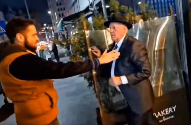 VIDEO Scandal &icirc;ntre Mitică Dragomir și protestatarul Marian Ceaușescu. Poliția a deschis un dosar penal