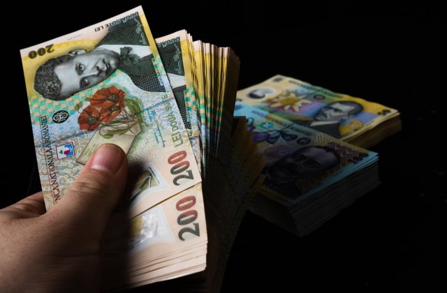 Criza nu e pentru toți! Guvernul vrea să mărească salariile unor rom&acirc;ni cu 50%; creșterile ar fi și de 7.800 de lei 