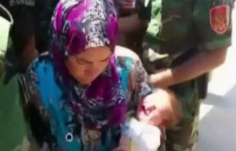  Video  Irakienii de pe Muntele Sinjar le dau copiilor sa bea sange
