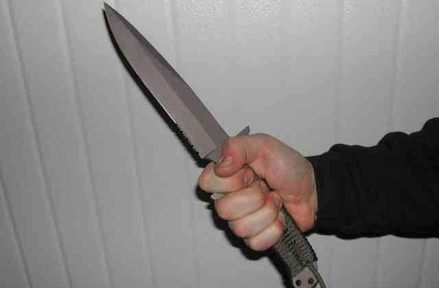 Un tanar a fost injunghiat pentru ca a vrut sa ajute victimile unui accident