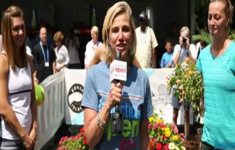  Video  Simona Halep i-a turnat apa pe cap directorului turneului