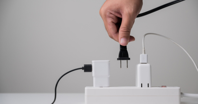 Românii fac economie la electricitate. Consumul casnic a scăzut dramatic