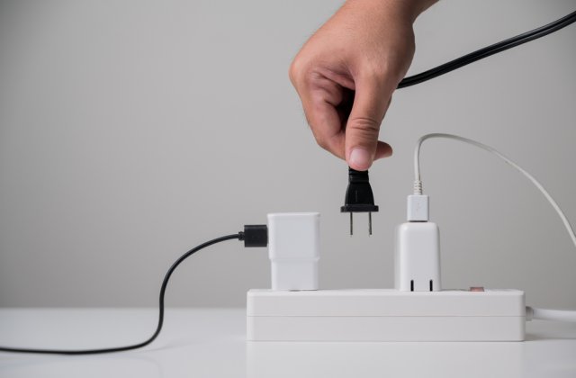 Rom&acirc;nii fac economie la electricitate. Consumul casnic a scăzut dramatic 