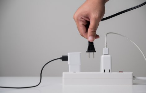 Românii fac economie la electricitate. Consumul casnic a scăzut dramatic