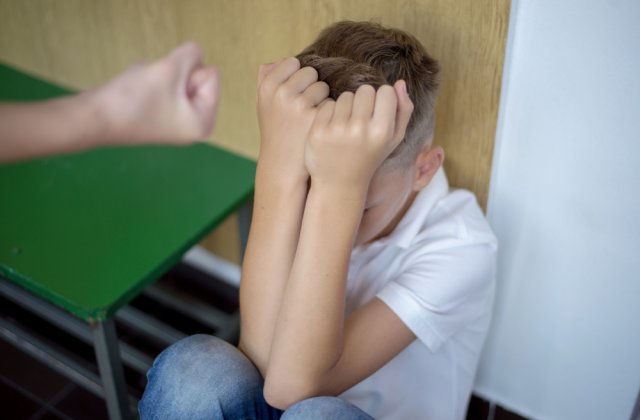 Tot mai multe cazuri de violență &icirc;n școlile din Rom&acirc;nia. Părinții cer pedepse mai dure