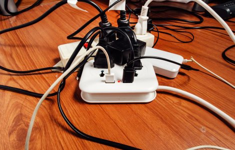 Electrocasnicele care consumă cea mai multă electricitate dacă nu sunt scoase din priză