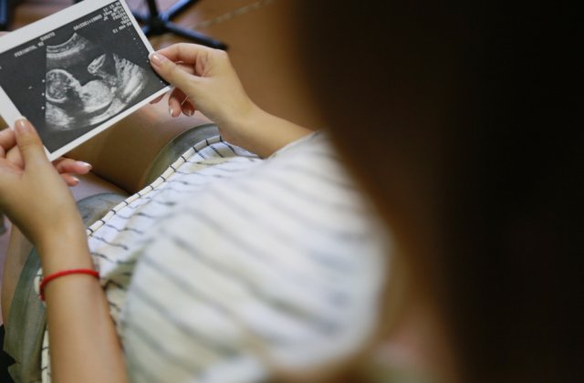 Mai multe ONG-uri cer Guvernului să deconteze avortul la cerere prin CNAS