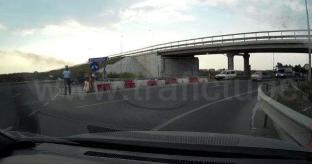  Video  Gestul MINUNAT facut de un sofer roman pentru un politist