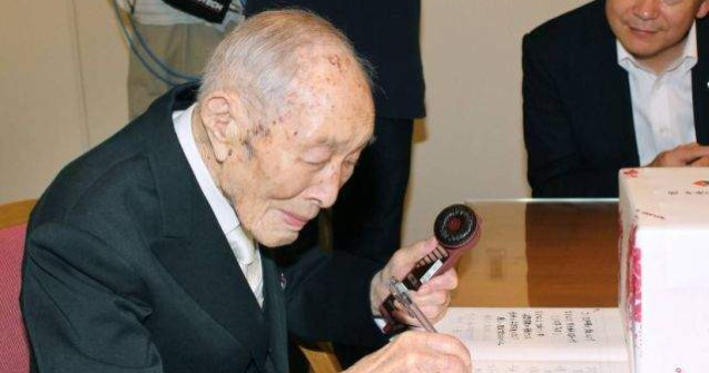 Cel mai in varsta barbat din lume este un japonez de 111 ani