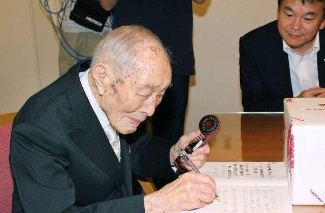 Cel mai in varsta barbat din lume este un japonez de 111 ani