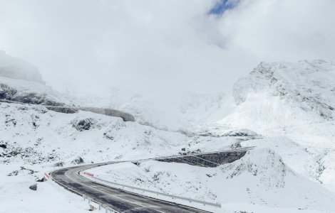Circulația rutieră a fost oprită pe anumite porțiuni de drum pe Transalpina şi Transfăgărăşan