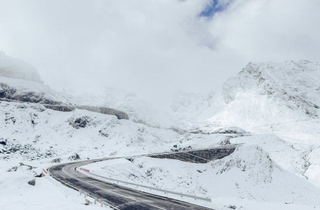 Circulația rutieră a fost oprită pe anumite porțiuni de drum pe Transalpina şi Transfăgărăşan