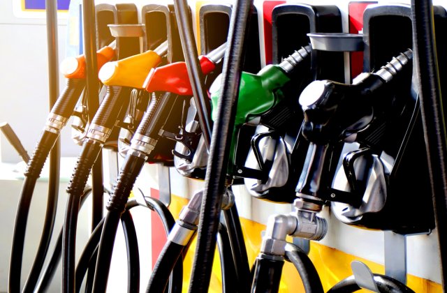 Carburanții se ieftinesc la sf&acirc;rșitul săptăm&acirc;nii. C&acirc;t costă litrul de motorină