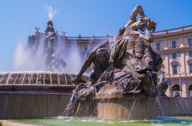 Un rom&acirc;n și-a spălat picioarele &icirc;ntr-o renumită f&acirc;nt&acirc;nă arteziană din Roma. Ce amendă a &icirc;nhățat bărbatul