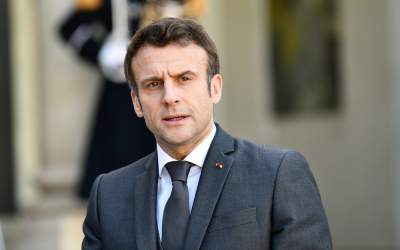 Macron acuză Rusia de...
