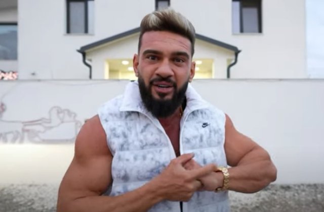Dorian Popa s-a pregătit deja pentru Crăciun: &bdquo;Bradul e senzațional. Din stradă se vede ca și cum...&rdquo;