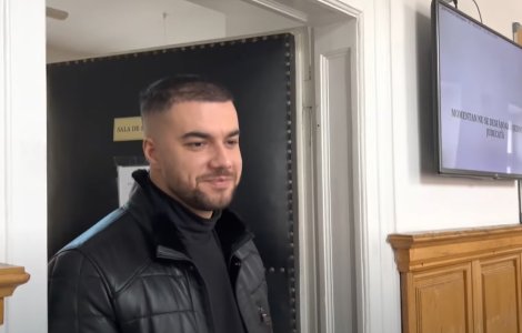 Culita Sterp, pus pe glume la ieșirea din sala de judecată. Atitudinea lui i-a scos din sărite pe fani